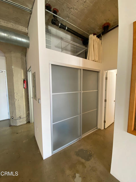 825 E 4th Street, Los Angeles CA: https://media.crmls.org/mediaz/5e93eb5b-2449-49d5-a41c-45f5c4bd2469.jpg