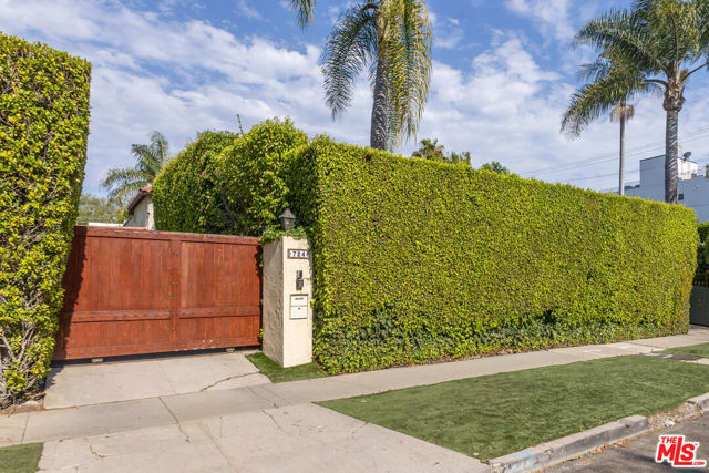 724 N Spaulding Avenue, Los Angeles CA: https://media.crmls.org/mediaz/5e942adb-d063-4fad-898d-cd6fbab33a85.jpg