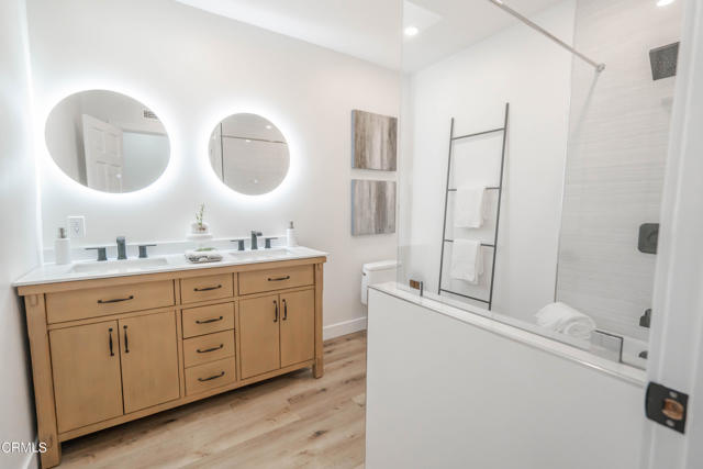 Guest bath with double sinks and tub