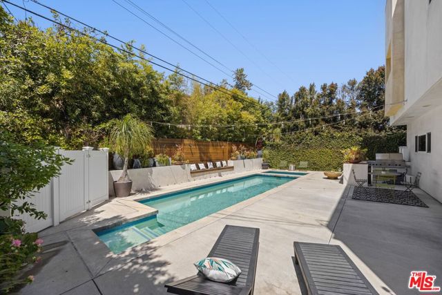 4255 Saint Clair Avenue, Studio City CA: https://media.crmls.org/mediaz/5e9532a7-8019-4a96-9af6-d437c449aea8.jpg