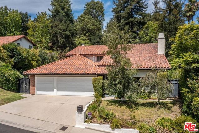 10411 Windtree Drive, Bel Air CA: https://media.crmls.org/mediaz/5e95856c-b191-47eb-8e50-5ae152892490.jpg