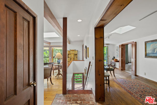 21550 Summit Trail, Topanga CA: https://media.crmls.org/mediaz/5e9707d5-5c27-4236-9852-b32e032765cf.jpg