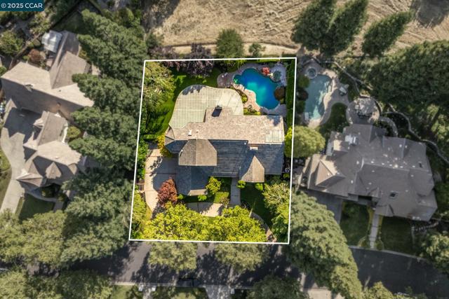 3284 Blackhawk Meadow Dr, Danville CA: https://media.crmls.org/mediaz/5e975fb5-623b-4a76-9dd6-62d31f6c3bae.jpg