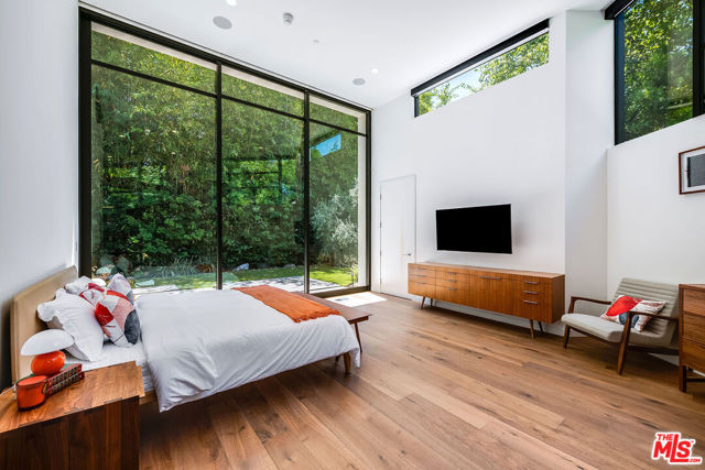 1010 N Rexford Drive, Beverly Hills CA: https://media.crmls.org/mediaz/5e97959b-9953-4a31-af57-f3296cae154c.jpg