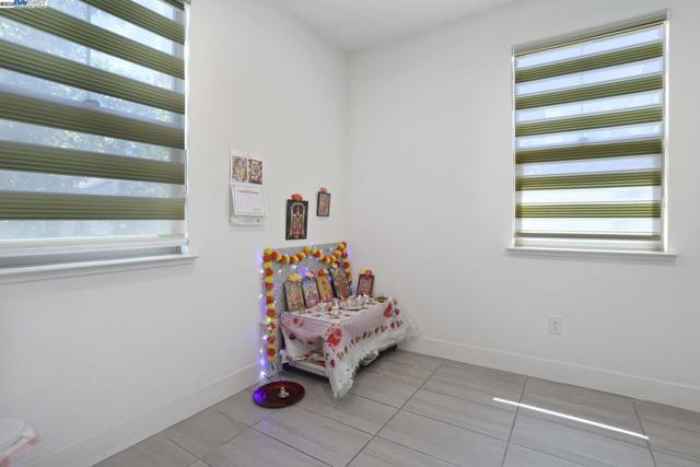 1205 S Ross Ct, Mountain House CA: https://media.crmls.org/mediaz/5e9921e6-d390-45b0-bb7b-d04b400bc272.jpg