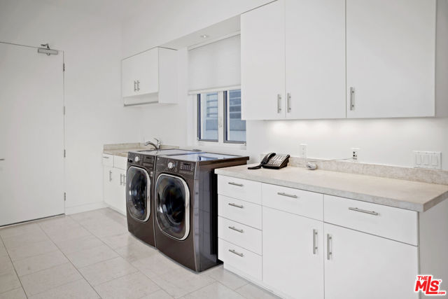 27454 Winding Way, Malibu CA: https://media.crmls.org/mediaz/5e9a1290-dcb0-4642-b029-f76960a6f9de.jpg