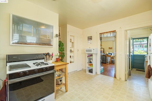 318 Washington Avenue, Richmond CA: https://media.crmls.org/mediaz/5e9aae44-ea88-421f-a991-f76c252f228e.jpg