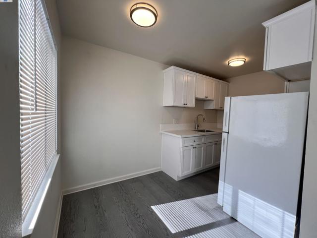 2119 94Th Ave, Oakland CA: https://media.crmls.org/mediaz/5e9afc21-f66d-442a-b267-57b6905bb39b.jpg