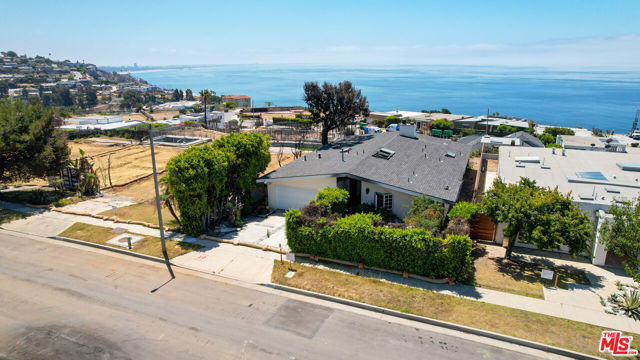 18128 Kingsport Drive, Malibu CA: https://media.crmls.org/mediaz/5e9b66d0-faf4-4276-b78a-ffe9fa3bf190.jpg