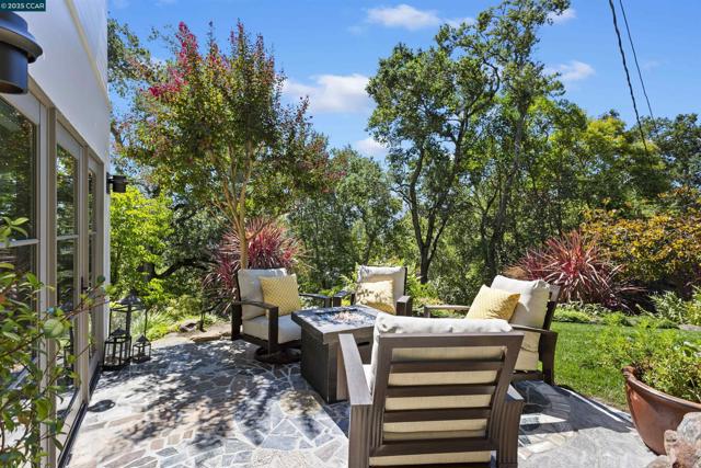 24 La Campana Rd, Orinda CA: https://media.crmls.org/mediaz/5e9bbbea-2507-4ee2-a23c-23ed6e5942f2.jpg