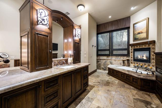 9 Nebulae Way, Rancho Mirage CA: https://media.crmls.org/mediaz/5e9c5d19-9388-4d05-9bc8-97d89ec54a9a.jpg