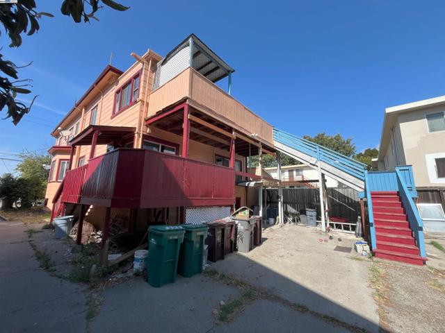 2324 9Th Ave, Oakland CA: https://media.crmls.org/mediaz/5e9dc10a-be03-451f-8802-b647abee15cd.jpg