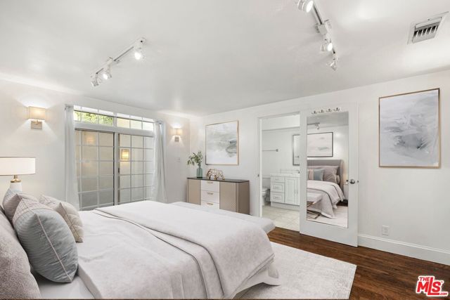 803 N Rexford Drive, Beverly Hills CA: https://media.crmls.org/mediaz/5e9e9553-25b3-4e5d-9d1f-4599cc637ae1.jpg