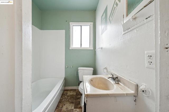 2640 77th Ave, Oakland CA: https://media.crmls.org/mediaz/5e9f7159-e291-41d0-b83c-23ddf08c1c47.jpg