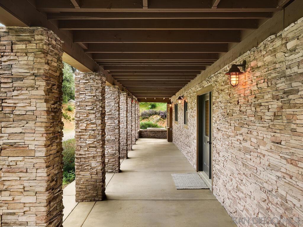 https://media.crmls.org/mediaz/5e9fe3a3-1929-4b66-b85e-a2d8861b4aa1.jpg?preset=X-Large