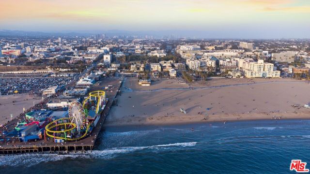 1705 Ocean Avenue, Santa Monica CA: https://media.crmls.org/mediaz/5ea169ae-af00-4bf4-a24e-446aac815b7c.jpg