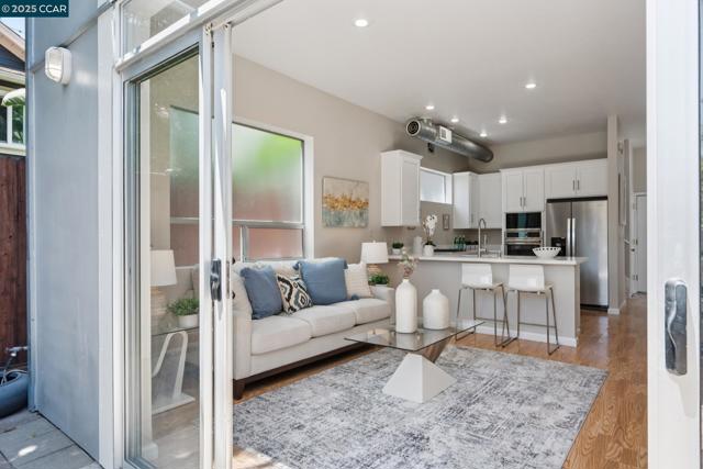 1017 45Th St, Emeryville CA: https://media.crmls.org/mediaz/5ea27a54-4308-4f83-821d-a27fcaec1070.jpg