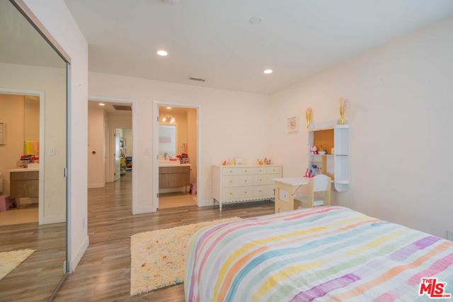 2760 E Glenoaks Boulevard, Glendale CA: https://media.crmls.org/mediaz/5ea2d07f-69c6-4262-bfc8-bc8211d54345.jpg