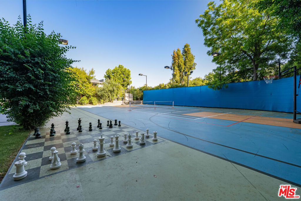 https://media.crmls.org/mediaz/5ea45207-5e22-4f87-87c0-f9c098d4c982.jpg?preset=X-Large