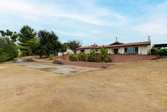 1961 Pine View Rd, Alpine CA: https://media.crmls.org/mediaz/5ea508a5-1eef-4a5c-9a61-e2356c6a89bd.jpg