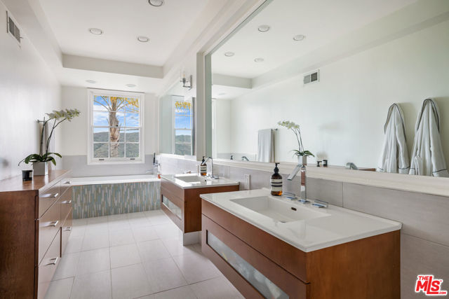 2241 Canyonback Road, Los Angeles CA: https://media.crmls.org/mediaz/5ea5757d-43b4-4928-affc-64ad9cdd32b5.jpg