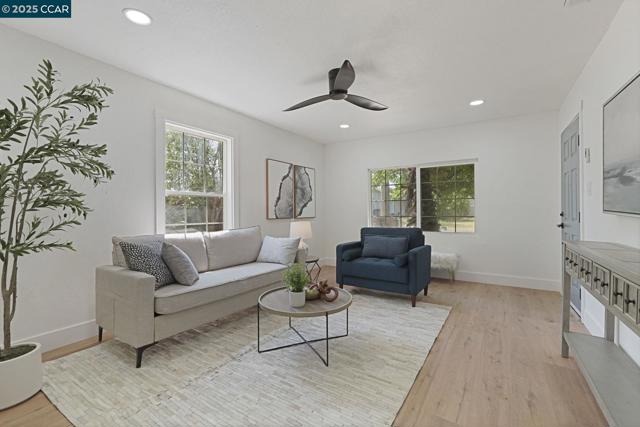 1021 Frienza Avenue, Sacramento CA: https://media.crmls.org/mediaz/5ea5e645-923c-48dd-9a42-0f40b278f653.jpg