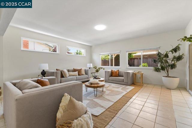 1578 Dianda Dr, Concord CA: https://media.crmls.org/mediaz/5ea6467a-c540-4ac0-998a-39af1c2c82ab.jpg