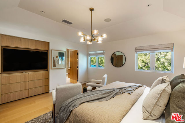 365 Norcroft Avenue, Los Angeles CA: https://media.crmls.org/mediaz/5ea77124-49eb-4896-a533-f47d366d2dd0.jpg