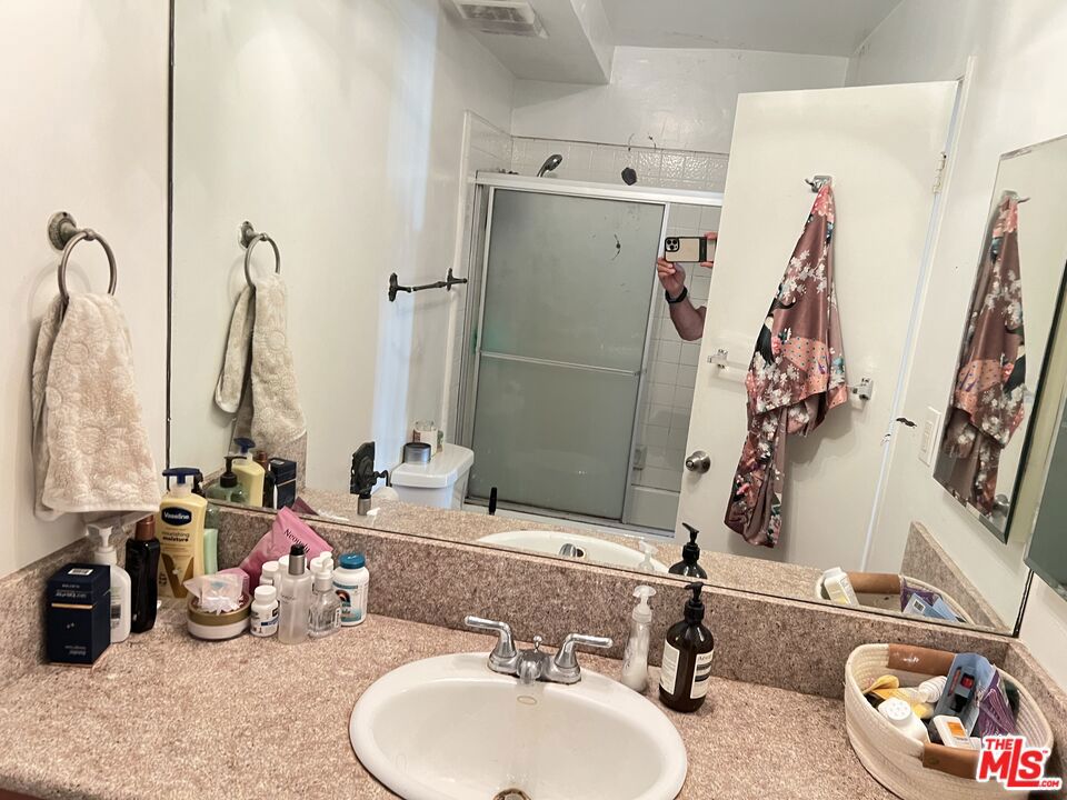 https://media.crmls.org/mediaz/5ea79d2e-d65b-4dcc-8bfc-516883031eb2.jpg?preset=X-Large