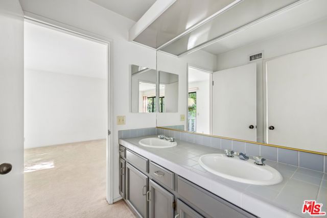 2180 Alcyona Drive, Los Angeles CA: https://media.crmls.org/mediaz/5ea8056a-c8b6-42c8-8640-50025c0398bf.jpg