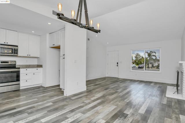 317 Lorenz Dr, Oakley CA: https://media.crmls.org/mediaz/5ea8778b-04d3-49f9-b7aa-424a813da264.jpg