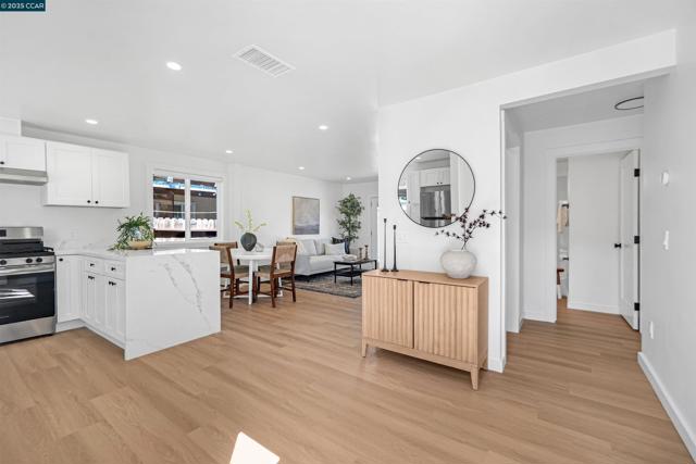 10060 Bernhardt Dr, Oakland CA: https://media.crmls.org/mediaz/5ea88b99-0a39-498a-8f0e-4d423a432294.jpg