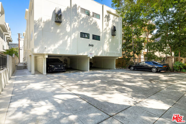 340 N Palm Drive, Beverly Hills CA: https://media.crmls.org/mediaz/5ea8f054-11c7-4c82-b7f2-42d09fbfa19d.jpg