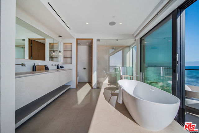 18954 Pacific Coast Highway, Malibu CA: https://media.crmls.org/mediaz/5ea90952-26d5-4ebe-ab26-c6a018b8ad08.jpg