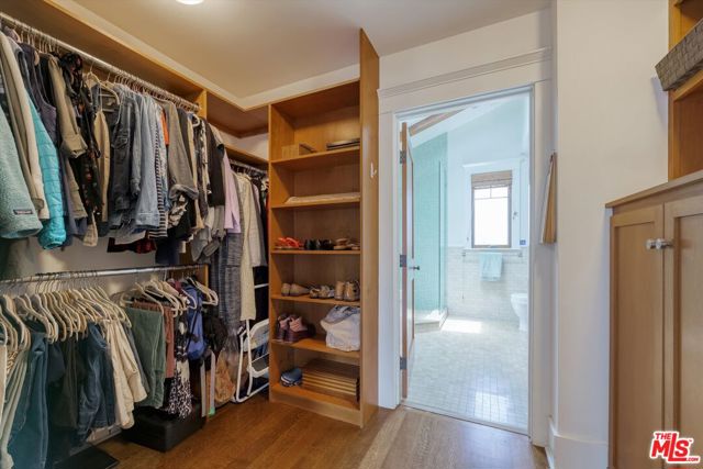 933 W Venezia Avenue, Venice CA: https://media.crmls.org/mediaz/5ea933cb-7ccd-4037-849c-aab77371ad5d.jpg
