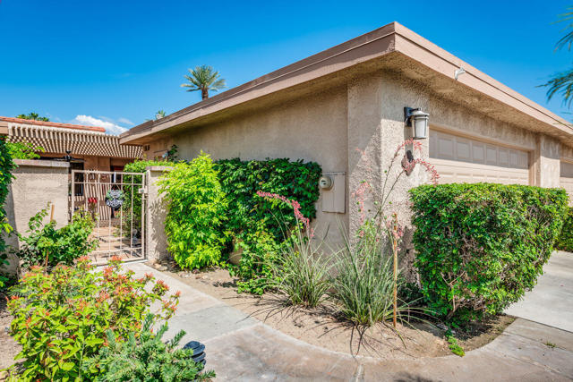 84 La Ronda Drive, Rancho Mirage CA: https://media.crmls.org/mediaz/5ea98df7-b054-48c7-9b00-8915786e0e62.jpg