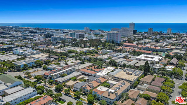 1022 10th Street, Santa Monica CA: https://media.crmls.org/mediaz/5ea9e2ca-8f4a-4793-99d0-5cab47454345.jpg