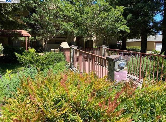 1310 Walden Rd, Walnut Creek CA: https://media.crmls.org/mediaz/5ea9e3d4-0de5-40b7-a1f2-4f5298c8e13b.jpg