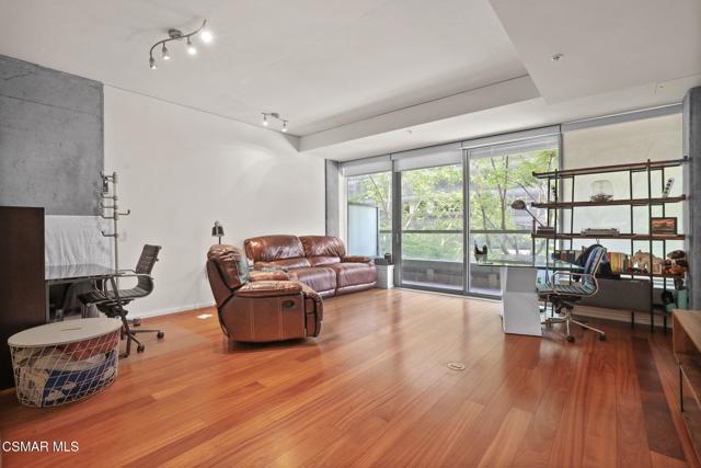 1155 S Grand Avenue, Los Angeles CA: https://media.crmls.org/mediaz/5ea9eb5b-d0e4-484f-a1fc-1069e22a3515.jpg