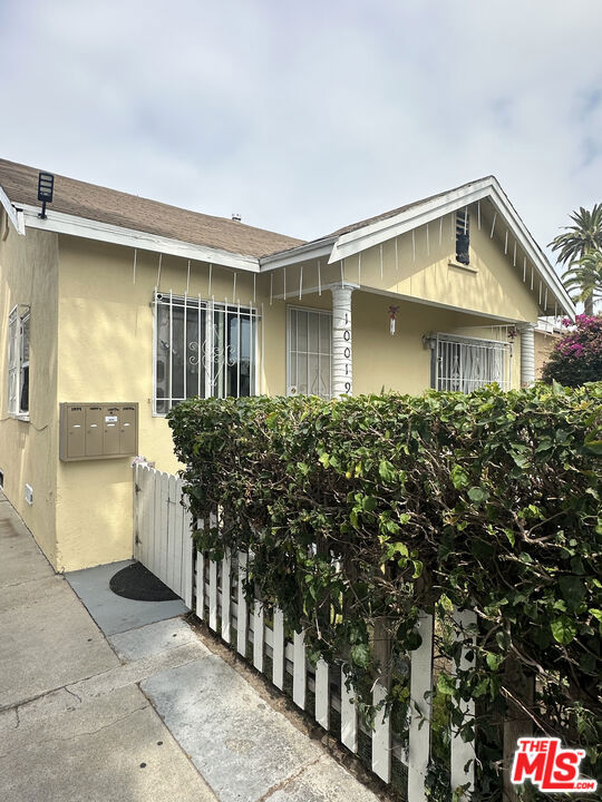 10019 Burin Avenue, Inglewood CA: https://media.crmls.org/mediaz/5eaa01be-4f38-4393-872a-74d3a5abb60f.jpg