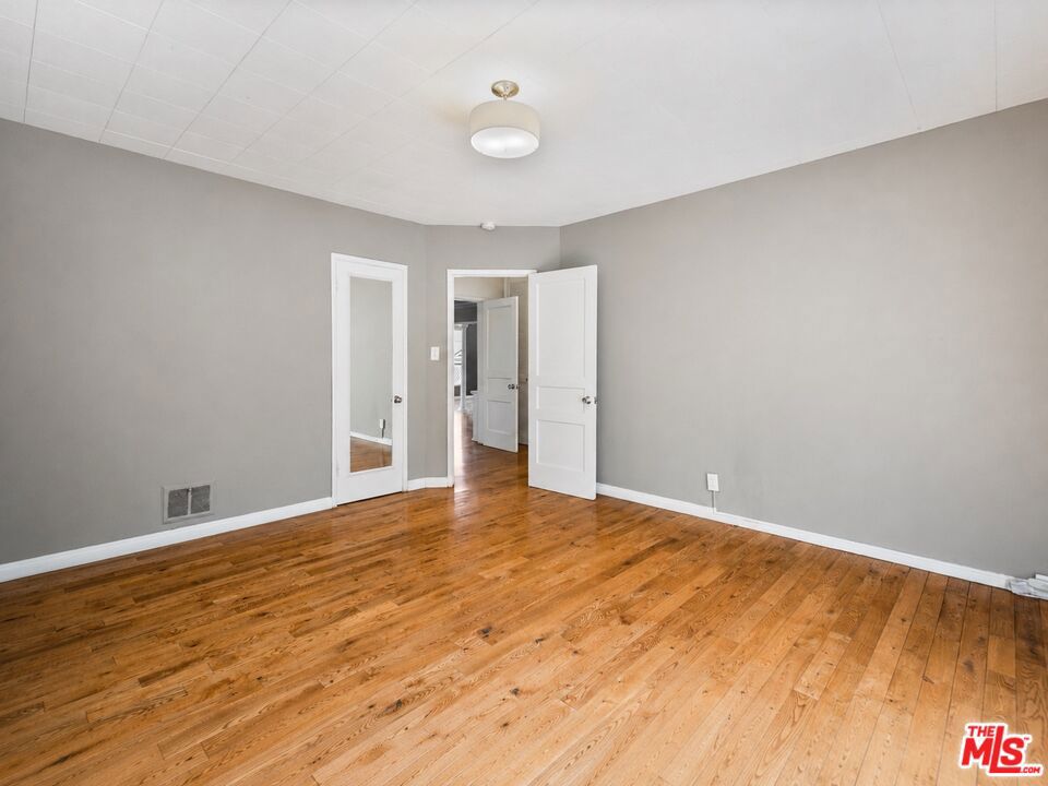 https://media.crmls.org/mediaz/5eaaacff-edd7-4b87-a1a2-996d585d6150.jpg?preset=X-Large