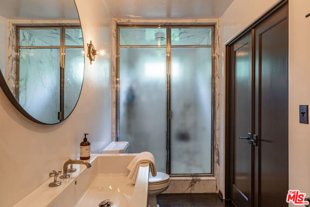 820 N Roxbury Drive, Beverly Hills CA: https://media.crmls.org/mediaz/5eab11ce-e375-4390-a48e-28ceb4dd546d.jpg