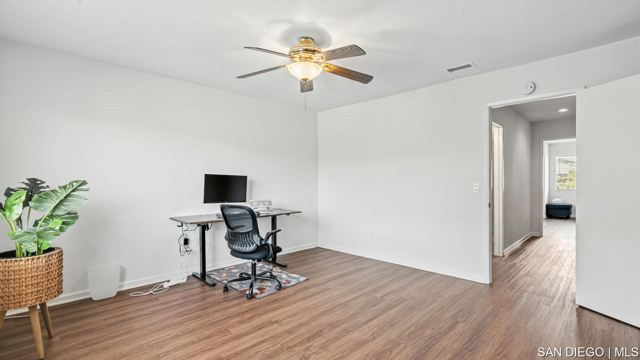 209 Espanas GLN, Escondido CA: https://media.crmls.org/mediaz/5eac4e71-6bfd-49c8-8b6f-f67127737890.jpg