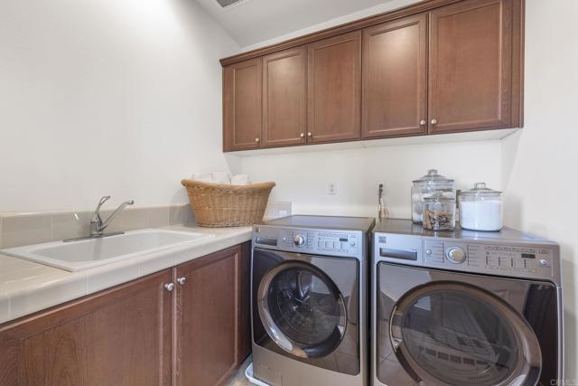 2776 Vistamonte Glen, Escondido CA: https://media.crmls.org/mediaz/5eaca086-bc68-4de8-a356-bf869905c3f0.jpg