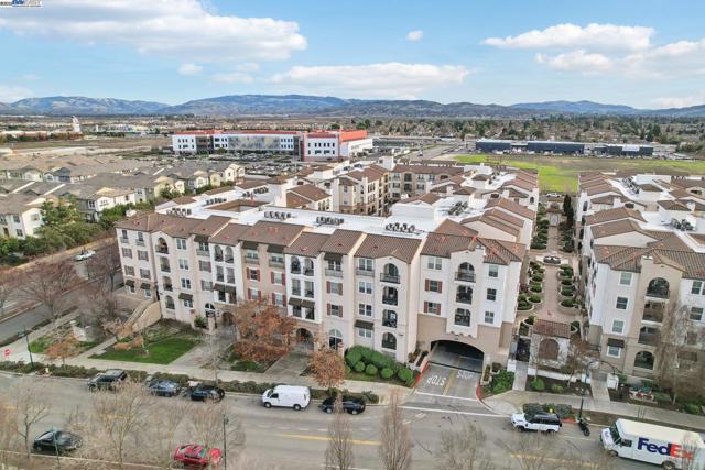 3240 Maguire Way, Dublin CA: https://media.crmls.org/mediaz/5ead2c68-a148-4409-a4a3-489d3dbcf9de.jpg
