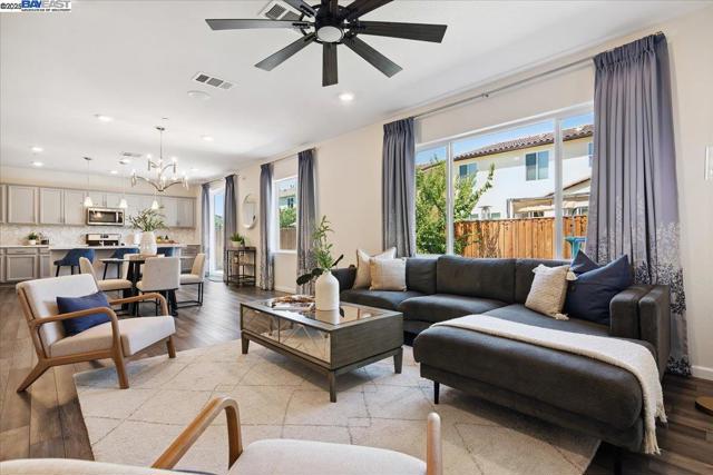 5352 Guenoc Valley Ln, Antioch CA: https://media.crmls.org/mediaz/5ead6c69-35ee-4dfe-adae-1c0650273241.jpg