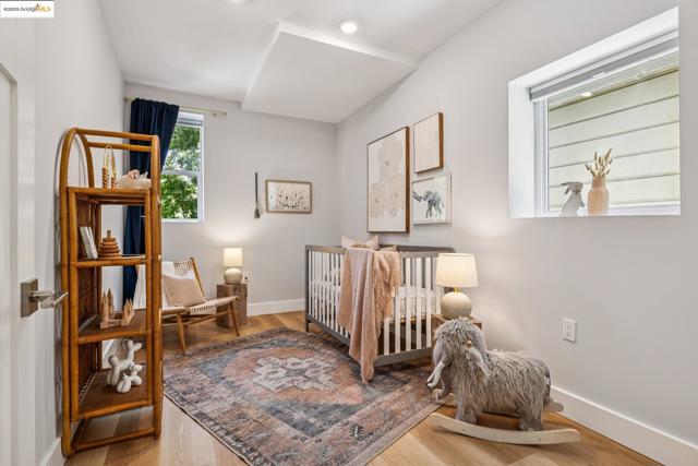 617 59th St, Oakland CA: https://media.crmls.org/mediaz/5ead9ade-baf8-4aec-b8ee-1550d9169723.jpg