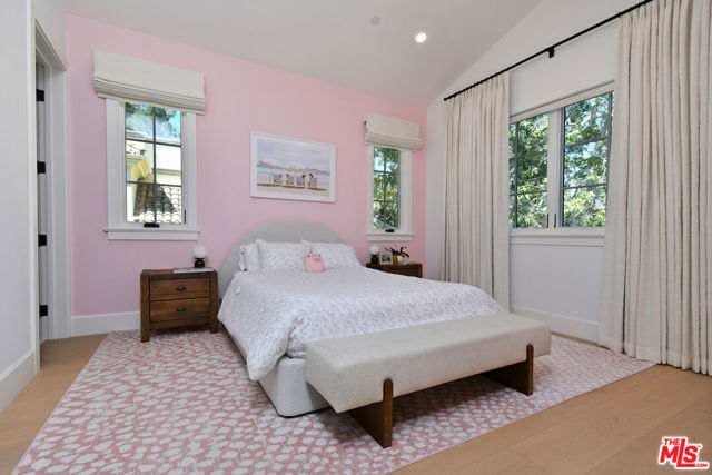 416 21st Place, Santa Monica CA: https://media.crmls.org/mediaz/5eae0264-ebf7-4196-a9a5-f41e29246aec.jpg