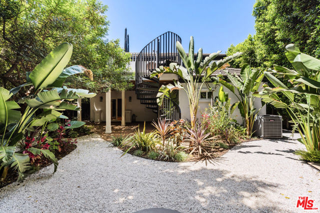 7676 Coldwater Canyon Court, North Hollywood CA: https://media.crmls.org/mediaz/5eae5494-771e-48ec-bf34-fcf43e211966.jpg