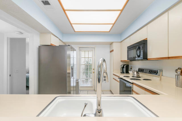 115 Desert Falls Dr. East E Drive, Palm Desert CA: https://media.crmls.org/mediaz/5eae64ef-c6dc-4a47-b0c1-eae3ee372859.jpg